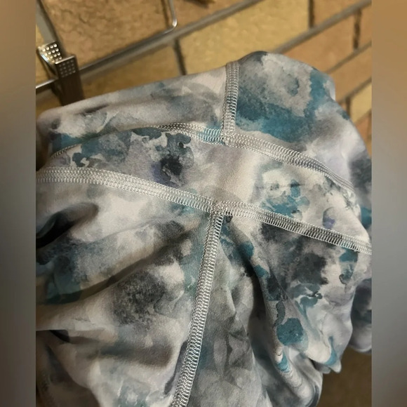 Lululemon Align High-Rise Biker Short 8” Kaleidofloral Multi Nulu Size 2 - Picture 7 of 7